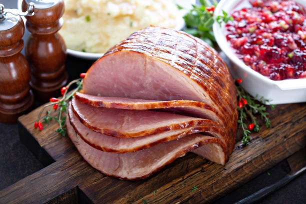 holiday glazed ham for christmas - honey baked spiral ham stock pictures, royalty-free photos & images