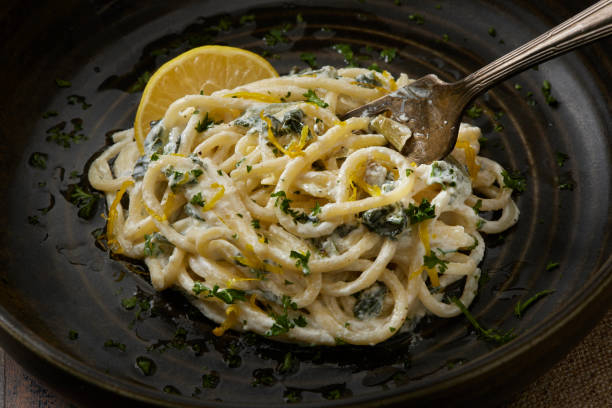 creamy ricotta, lemon and spinach spaghetti - lemon ricotta pasta stock pictures, royalty-free photos & images