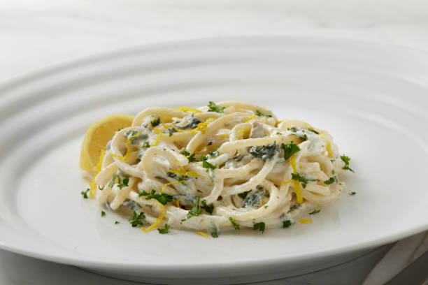 creamy ricotta, lemon and spinach spaghetti - lemon ricotta pasta stock pictures, royalty-free photos & images