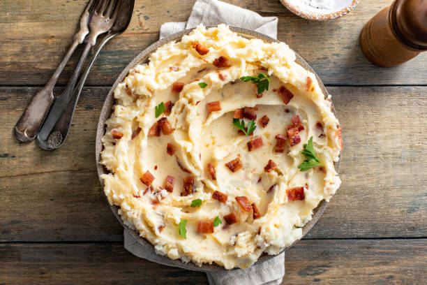 bacon mashed potatoes with cheddar cheese and parsley - mashed potatoes and bacon stock pictures, royalty-free photos & images