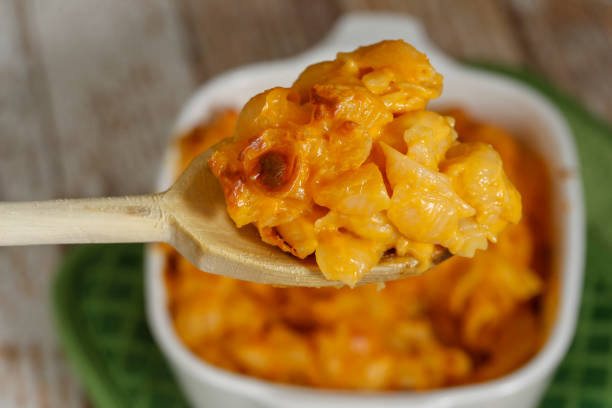 gluten free mac and cheese - buffalo sauce macaroni and cheese stock pictures, royalty-free photos & images