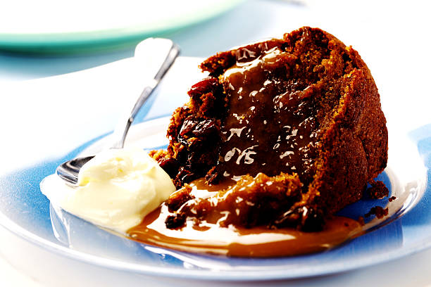 sticky toffee pudding - sticky toffee pudding stock pictures, royalty-free photos & images